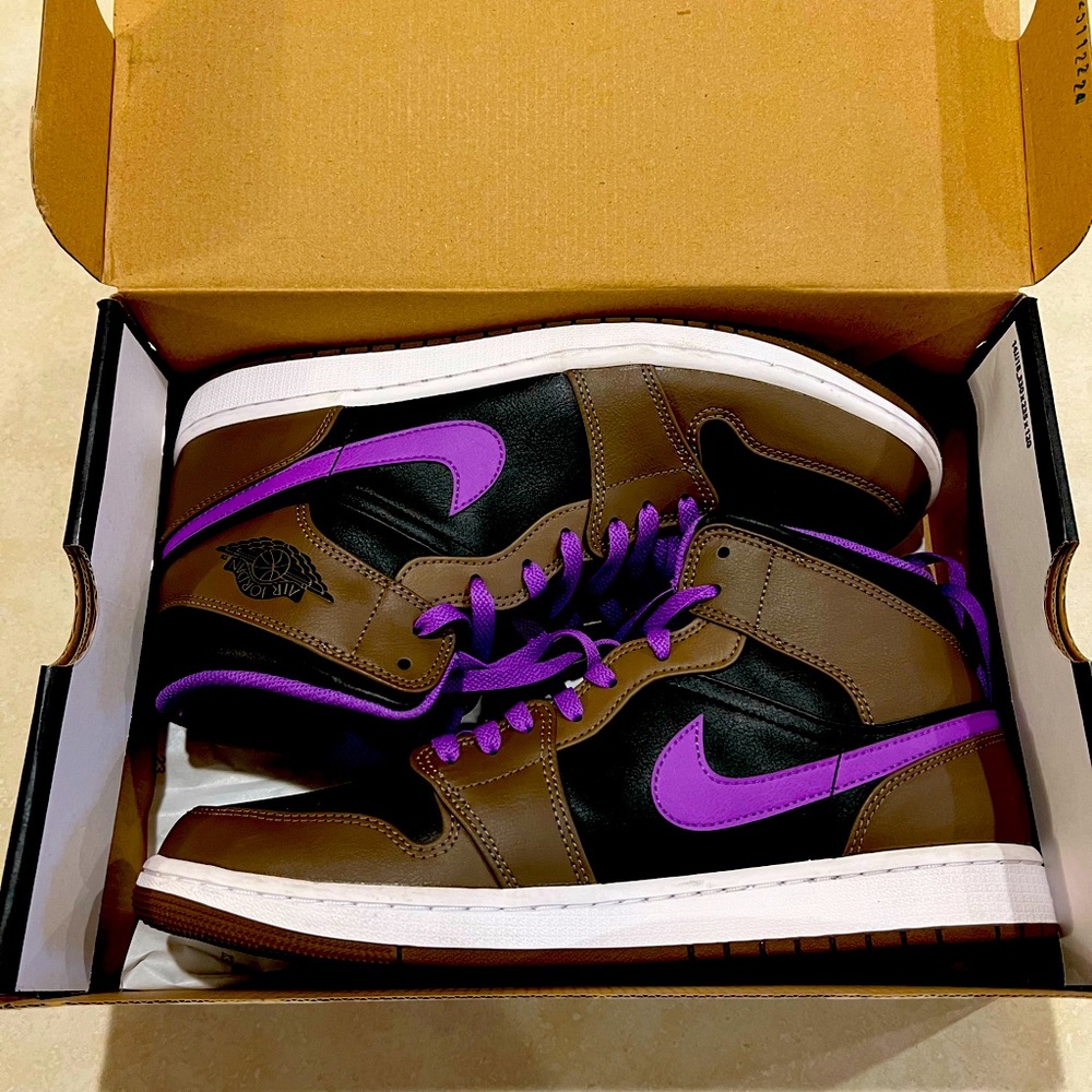 Air Jordan 1 Mid. Men’s size 11.5. Barely worn